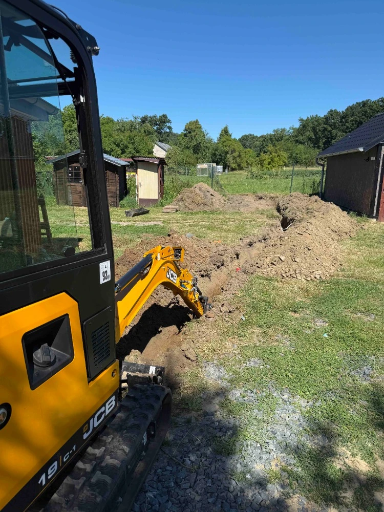 Minibagr JCB 19-C1 při výkopu pro inženýrské sítě